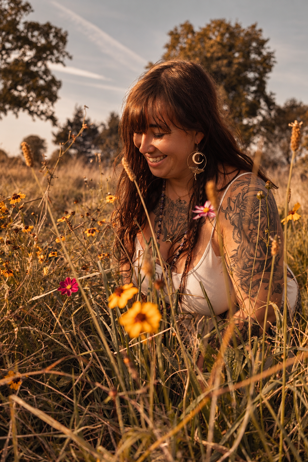 Portrait dans un champ fleuri Natacha Gadran